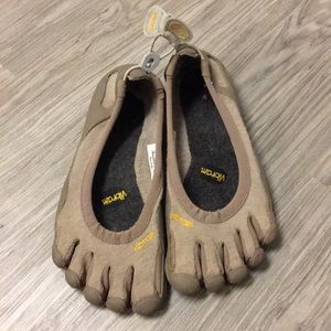 Vibrant 5 finger shoes